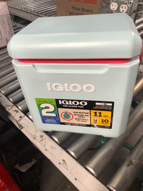 Photo 4 of Igloo 11 Qt Tag Along Too Strapped Picnic Style Cooler Mist