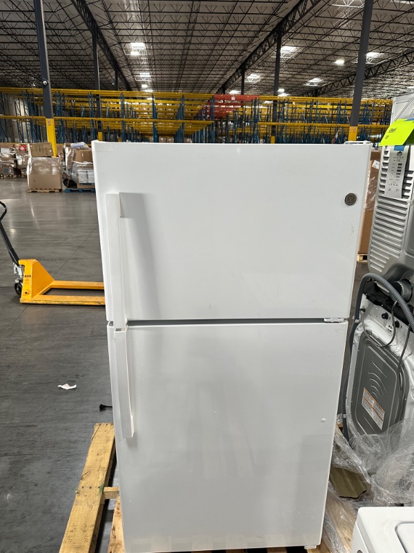Photo 7 of GE Garage-ready 21.9-cu ft Top-Freezer Refrigerator (White)
