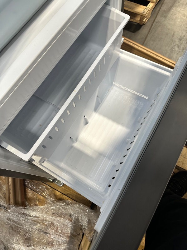 Photo 7 of Hisense 17.2-cu ft Counter-depth Bottom-Freezer Refrigerator (Fingerprint Resistant Stainless Steel) ENERGY STAR
