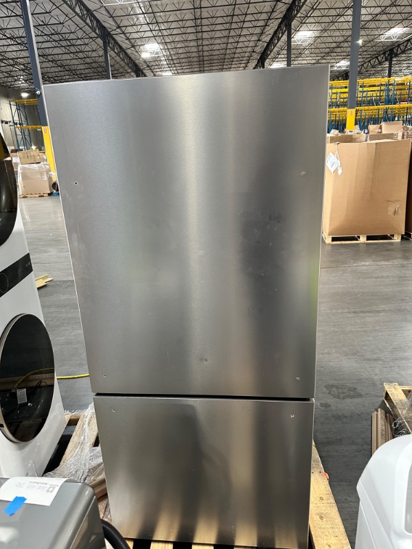 Photo 12 of Hisense 17.2-cu ft Counter-depth Bottom-Freezer Refrigerator (Fingerprint Resistant Stainless Steel) ENERGY STAR
