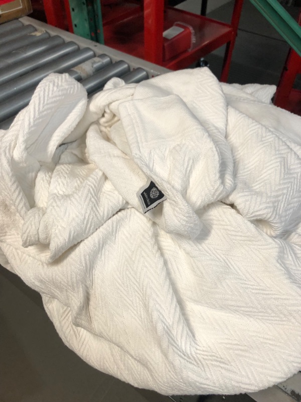 Photo 2 of *USED* White Classic King Size Blankets for Bed, 100% Cotton Blanket Soft and Breathable, 410Gsm Waffle Lightweight Summer Blanket 108x90 Inches White
