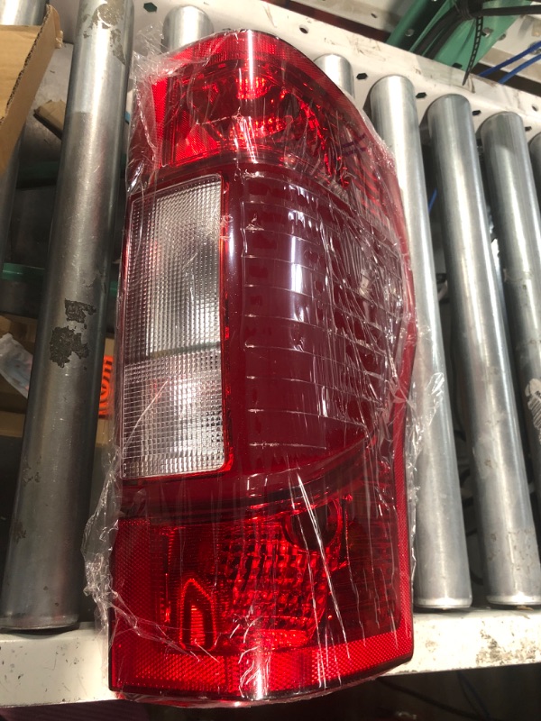 Photo 2 of Duolctrams Brake Tail Light Rear Lamp Assembly Right Passenger Side w/o Bulbs Compatible for 2020 2021 2022 2023 Ford F250/F350/F450 Super Duty w/Blind Spot non-LED LC3Z13404A FO2801279 Tail Light w/Blind Spot Right (Passenger Side)