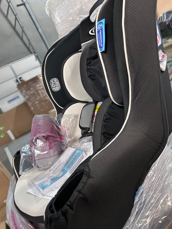 Photo 6 of Graco Extend2Fit Convertible Car Seat, Gotham