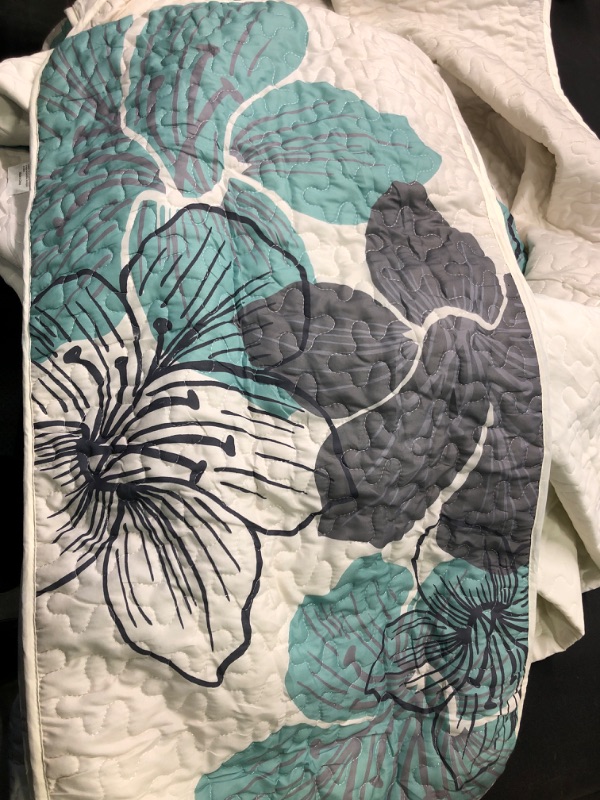 Photo 2 of 3 Pieces Quilt Set King Green Floral Pattern Quilt Coverlet Elegant Boho Bedspread with 2 Pillow Shams Soft Lightweight Bedding Quilt Set for All Season 104"x90" King (104"x 90") Green Flower