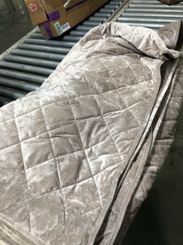 Photo 1 of 3 piece quilt set, 2 pillow shams and quilt