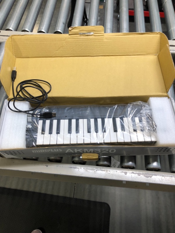 Photo 2 of midiplus AKM320 Midi Keyboard Controller
