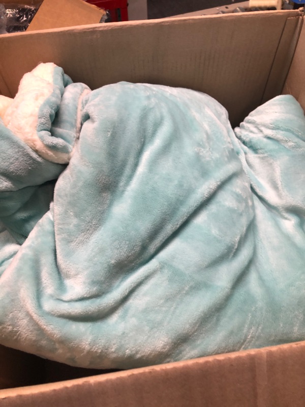 Photo 4 of Bedsure Sherpa Fleece Blanket Twin Size Light Blue Plush Blanket Fuzzy Soft Blanket Microfiber