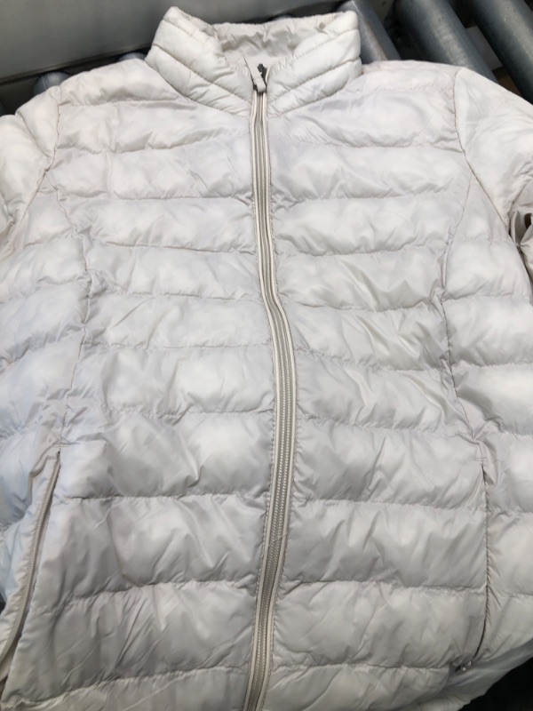Photo 2 of Amazon Essentials Women's Lightweight Long-Sleeve Water-Resistant Puffer Jacket size small 