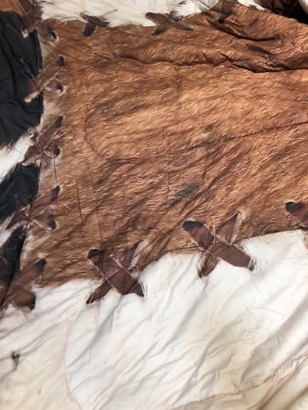 Photo 4 of Cowhide Bedding Sets Patchwork Cow Fur Print Comforter Farm Animal Comforter Set For Kids Boys Girls Western Cowboy Farmhouse Down Comforter With 1 Comforter and 2 Pillow Cases Bedroom Decor Full Size
