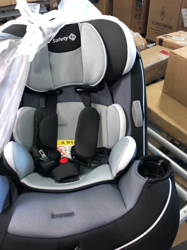 Photo 3 of Safety 1st Grow and Go All-in-One Convertible Car Seat, Rear-facing 5-40 pounds, Forward-facing 22-65 pounds, and Belt-positioning booster 40-100 pounds, carbon, white, black 