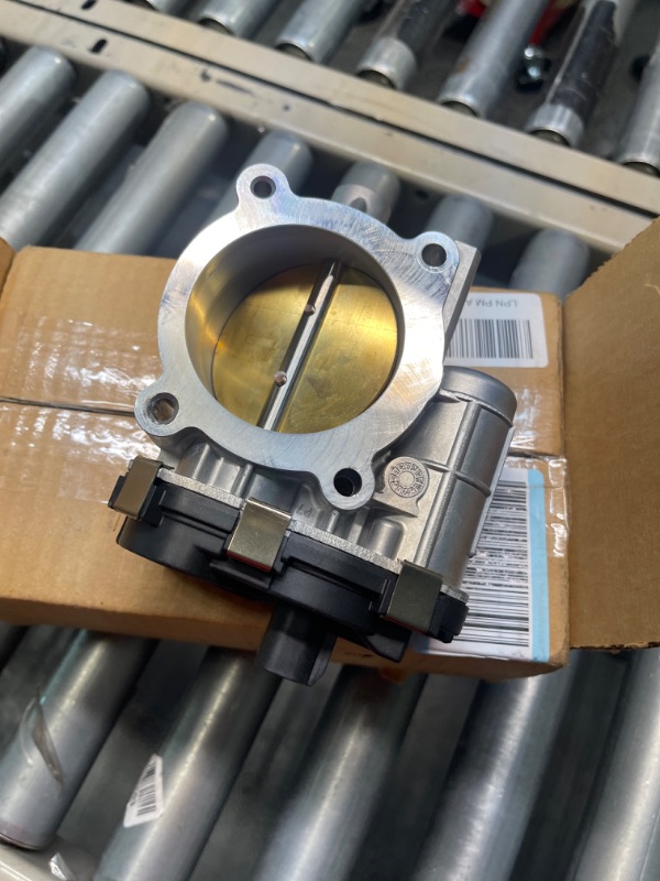 Photo 3 of GM Genuine Parts 217-3150 Fuel Injection Throttle Body with Throttle Actuator