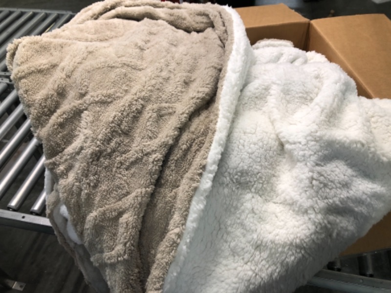 Photo 1 of BEDSURE FLEECH KAHKI BLANKET QUEEN 