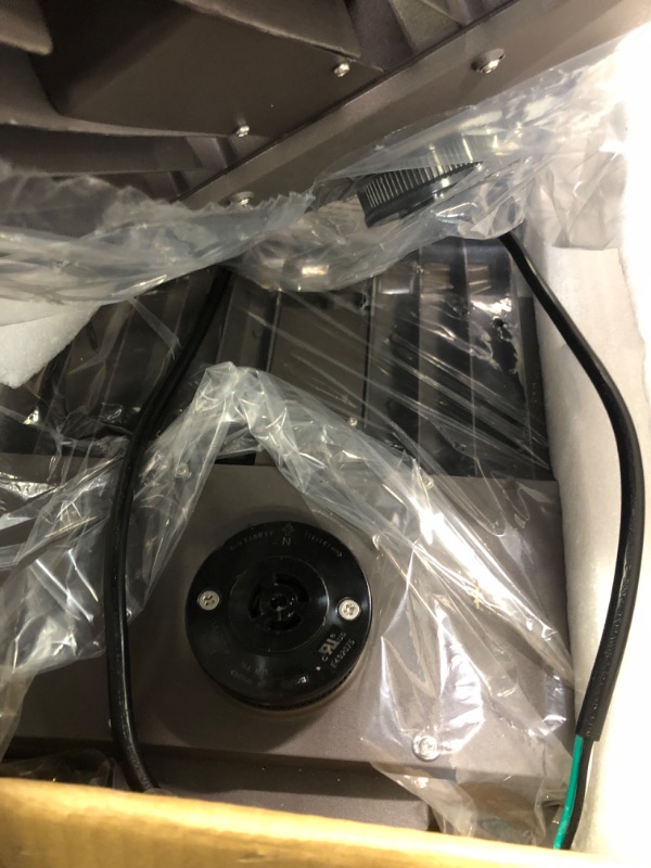 Photo 1 of CHIUER 150W LED Shoebox Area Light Parking Lot Lighting Street Lamp Stadium Light Flood Light Type III Distribution 5000k Daylight 19500lm ETL DLC 4.2 Approved (150w-type III-Dark Bronze)
