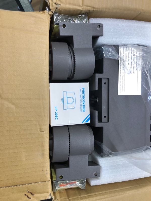 Photo 1 of CHIUER 150W LED Shoebox Area Light Parking Lot Lighting Street Lamp Stadium Light Flood Light Type III Distribution 5000k Daylight 19500lm ETL DLC 4.2 Approved (150w-type III-Dark Bronze)

