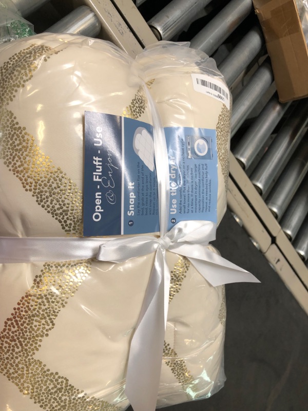 Photo 2 of 
Codi Cream White and Gold Comforter Set for Full/Queen Size Bed, Cute Metallic Ivory Bed Sets, 4 Piece (2 Matching Shams + 1 Decorative Pillow)

