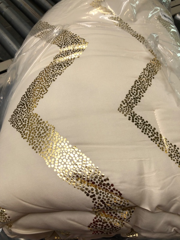 Photo 3 of 
Codi Cream White and Gold Comforter Set for Full/Queen Size Bed, Cute Metallic Ivory Bed Sets, 4 Piece (2 Matching Shams + 1 Decorative Pillow)
