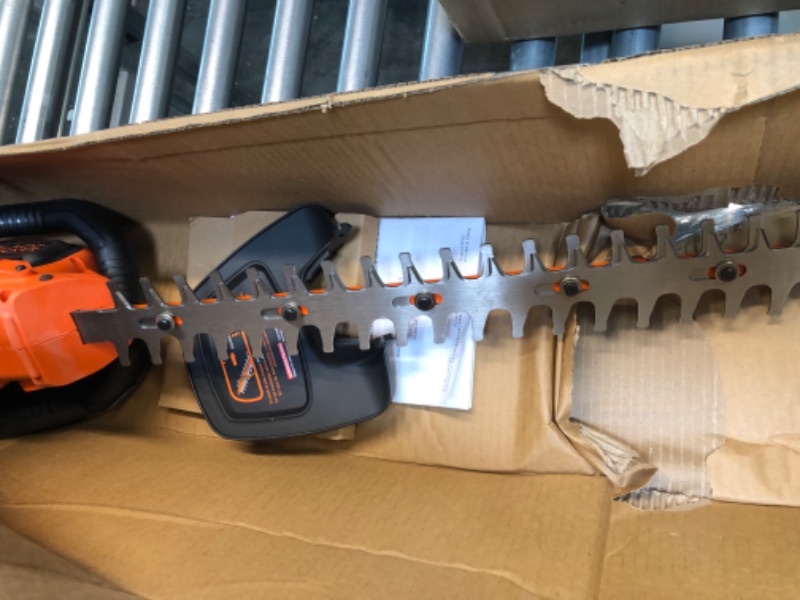 Photo 2 of Black+decker Lht321ff 20V Max Lithium Powercommand PowerCut Hedge Trimmer 22"