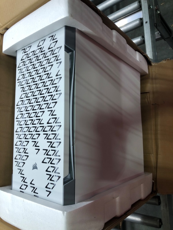 Photo 1 of Corsair iCUE 220T RGB Airflow Tempered Glass Mid-Tower Smart Case, White White Case