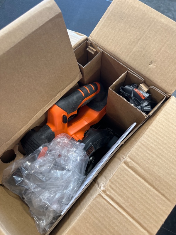 Photo 3 of BLACK+DECKER 20V MAX 5-1/2-Inch Cordless Circular Saw ()