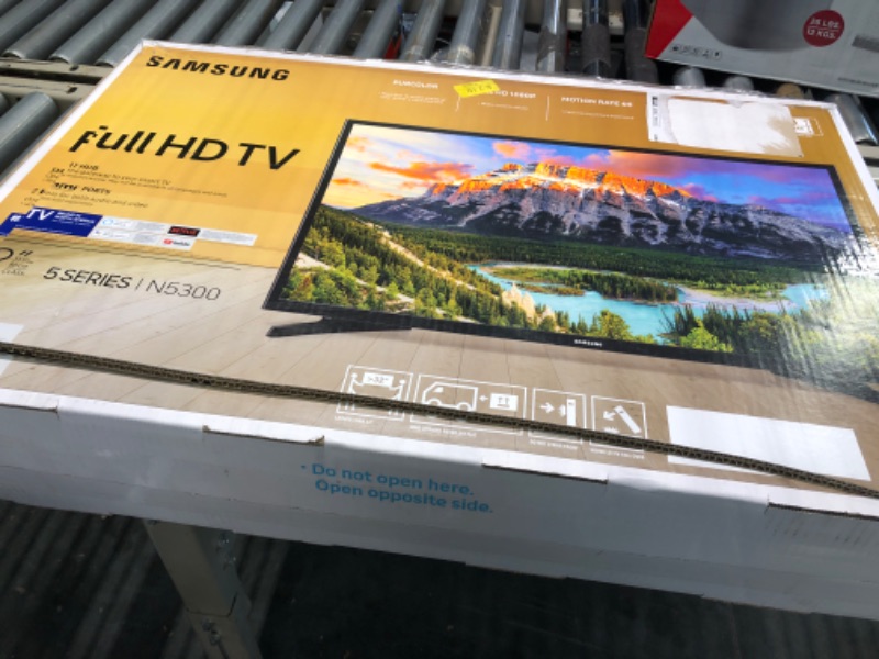 Photo 2 of SAMSUNG 32-inch Class LED Smart FHD TV 1080P (UN32N5300AFXZA, 2018 Model)