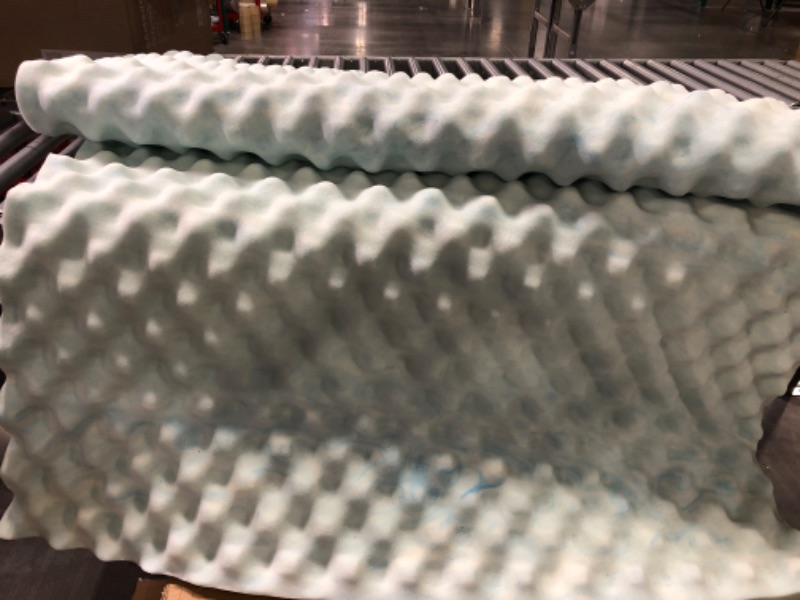 Photo 4 of ZINUS 4 Inch Swirl Gel Cooling Memory Foam Mattress Topper / Cooling, Airflow Design / CertiPUR-US Certified, Queen Queen 4 Inch