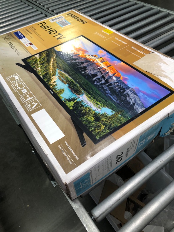 Photo 2 of SAMSUNG 32-inch Class LED Smart FHD TV 1080P (UN32N5300AFXZA, 2018 Model)