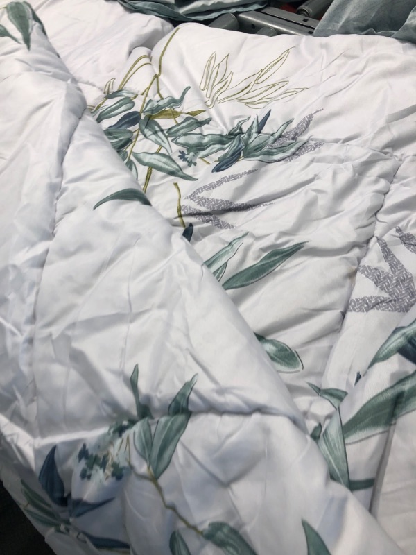 Photo 5 of 7 Pieces Bed in a Bag Queen Comforter Set with Sheets, Green Leaves on White Botanical Design Bedding Sets for All Season (1 Comforter, 2 Pillow Shams, 1 Flat Sheet, 1 Fitted Sheet, 2 Pillowcases)