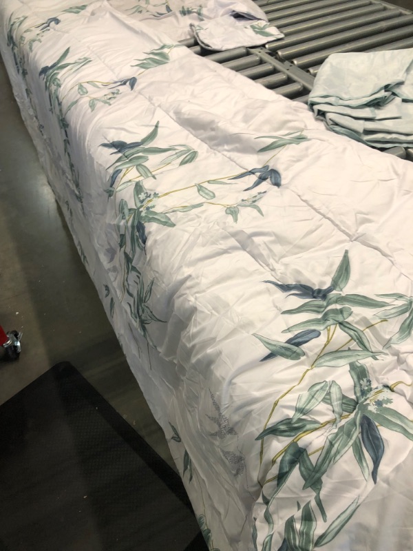 Photo 4 of 7 Pieces Bed in a Bag Queen Comforter Set with Sheets, Green Leaves on White Botanical Design Bedding Sets for All Season (1 Comforter, 2 Pillow Shams, 1 Flat Sheet, 1 Fitted Sheet, 2 Pillowcases)