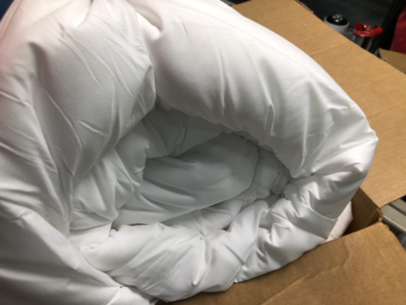 Photo 3 of  Queen Comforter All Season Breathable Cooling White Comforter Soft 4D Spiral Fiber Quilted Down Alternative Duvet with Corner Tabs Luxury Hotel Style (88"x88")
