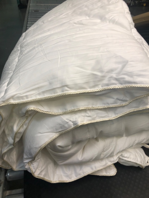 Photo 3 of  Luxurious Full/Queen Goose Feathers Comforter, All Season Goose Duvet Insert, Ultra-Soft Pima Cotton, 33oz Fluffy Hotel Collection Goose Comforter with Ties White)
