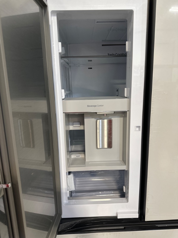Photo 14 of Bespoke 3-Door French Door Refrigerator (30 cu. ft.) with Beverage Center™ in White Glass RF30BB660012AA