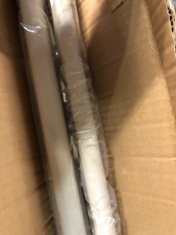 Photo 1 of Adjustable curtain rod