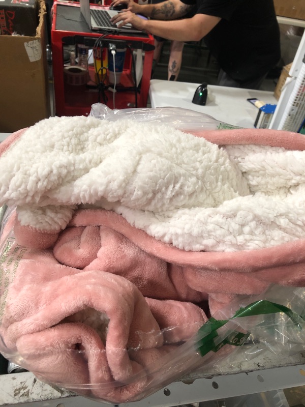 Photo 2 of * USED * 
Bedsure Sherpa Fleece Queen Size Blankets for Bed - Thick and Warm Blankets for All Seasons, Soft and Fuzzy Blanket Queen Size, Pink