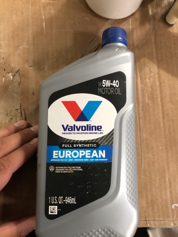 Photo 2 of Valvoline European Vehicle Full Synthetic SAE 5W-30 Motor Oil 1 QT, Case of 16 32 Fl Oz (Pack of 1) 5W-40