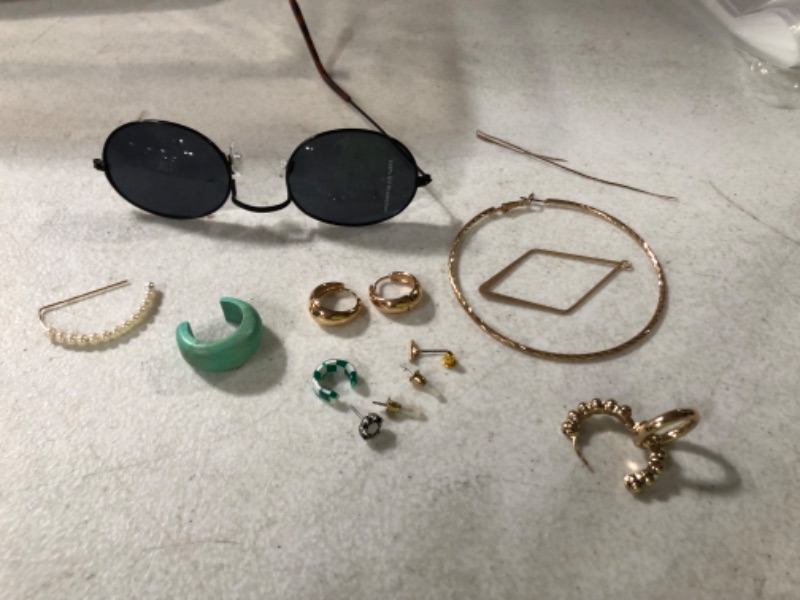 Photo 1 of Assorted Jewelry and Accessories (BUNDLE, SOLD AS IS)