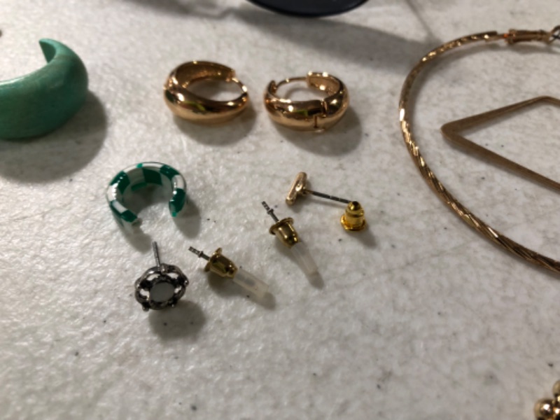 Photo 1 of Assorted Jewelry and Accessories (BUNDLE, SOLD AS IS)