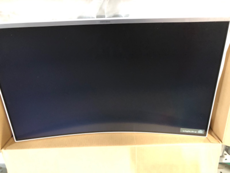 Photo 3 of Samsung 32" Class 4K UHD Curved Monitor - LU32R591CWNXZA (Renewed)
