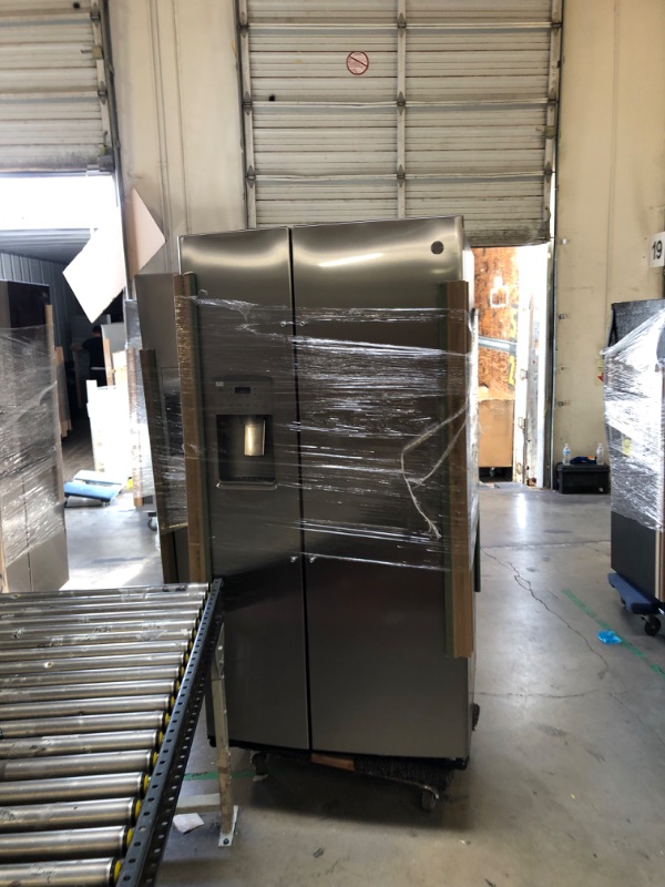 Photo 4 of GE 25.1-cu ft Side-by-Side Refrigerator with Ice Maker (Stainless Steel)