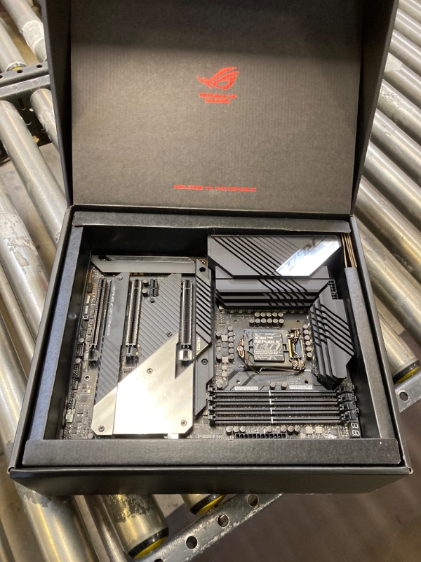 Photo 2 of ROG Maximus XIII Hero (WiFi 6E) Z590 LGA 1200(Intel®11th/10th Gen) ATX Gaming Motherboard (PCIe 4.0, 14+2 Power Stages, DDR4 5333+, Dual 2.5Gb LAN,Thunderbolt 4 onboard, 4X M.2/NVMe SSD, Aura RGB)