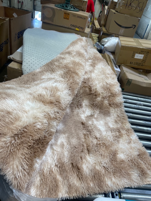 Photo 1 of 5' X 7' FAUX FUR AREA RUG 