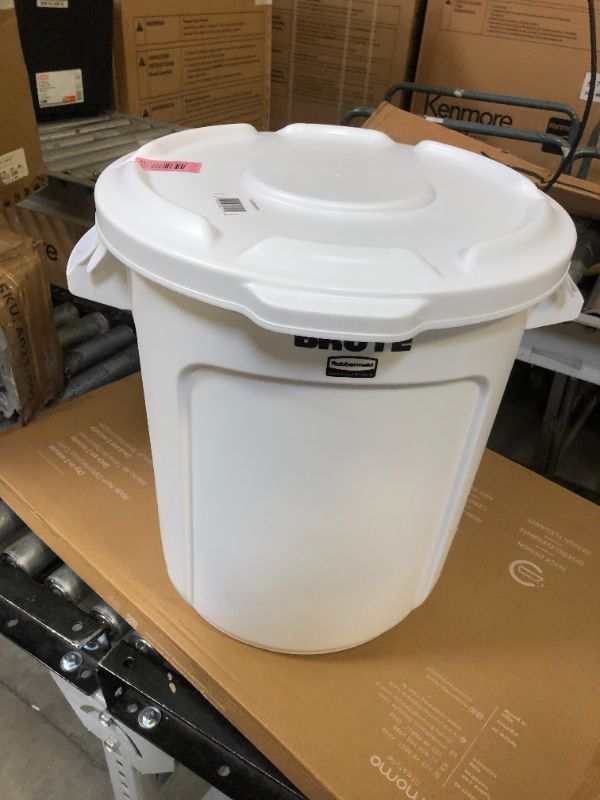 Photo 3 of Brute 10 Gal. White Plastic Round Trash Can