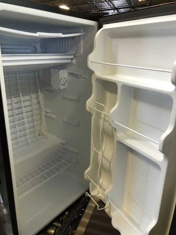 Photo 4 of 3.3 ft Midea mini fridge 
