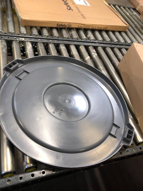 Photo 1 of 44 GAL TRASH CAN LID 