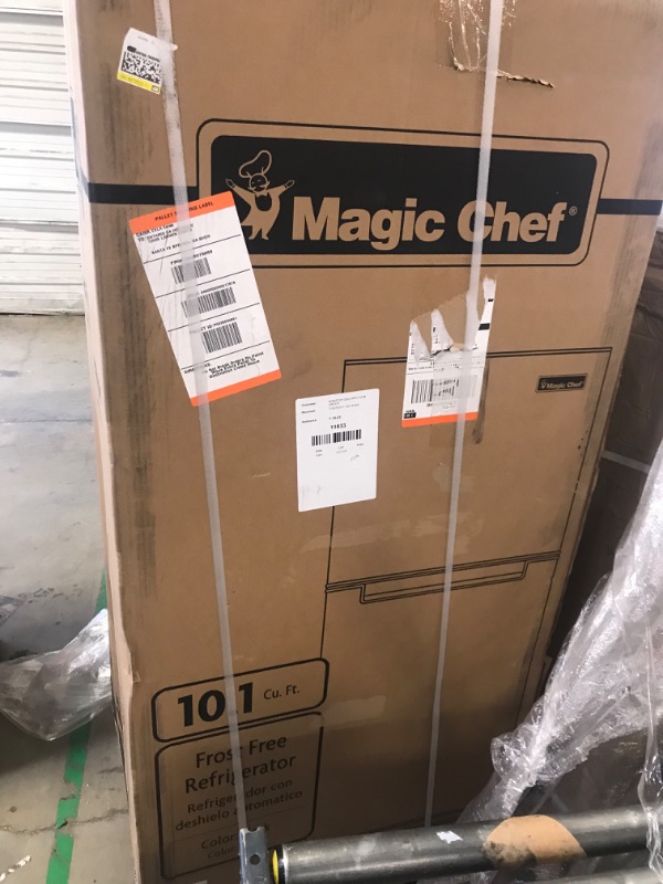 Photo 3 of Magic Chef HMDR1000BE Top Freezer Refrigerator in Black 10.1 cu. ft.