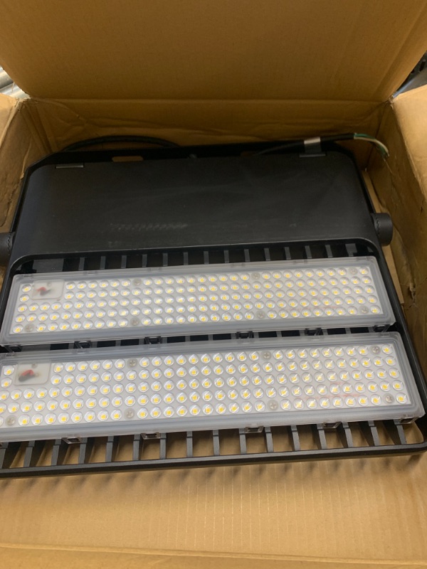 Photo 2 of Juyace 27000lm Led Flood Lights Outdoor Stadium Lighting Wall Pack Light Fixture 5000K 110 V-277 V IP65 Waterproof Exterior 200W Commercial Sportlight for Parking Lot/Arena/Area/Yard/Court 200W*1PCS*Without Photocell