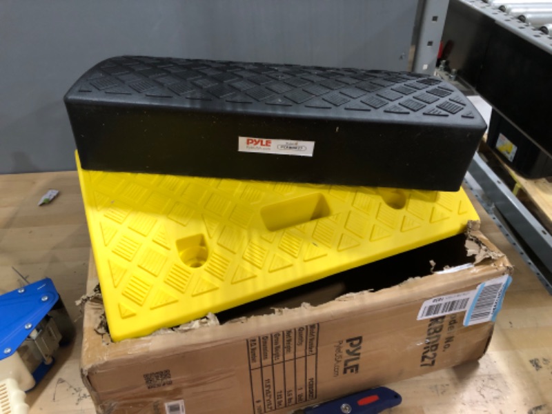 Photo 1 of pyle portable lightweight curb ramps 2 pack heavy duty plastic threshold ramp kit set for driveway, loading dock, sidewalk, car, truck, scooter, bike, motorcycle & wheelchair mobility pcrbdr27
