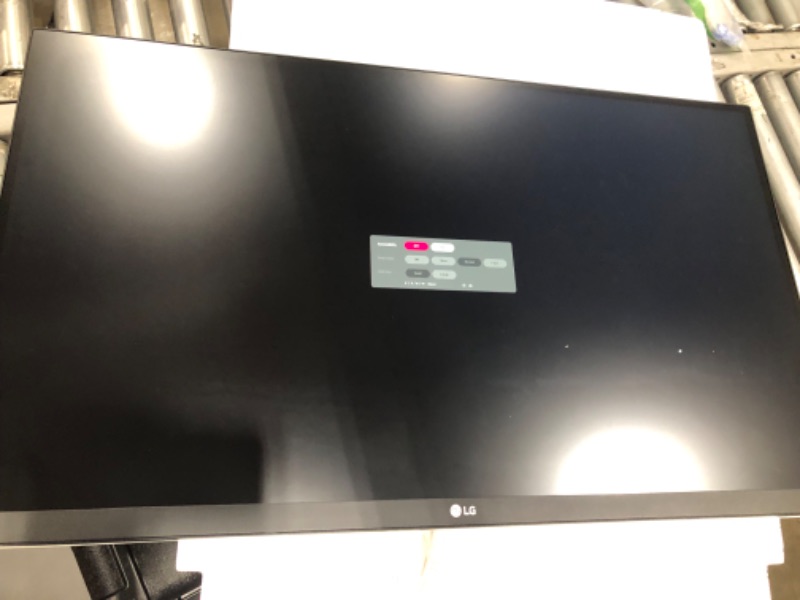 Photo 2 of LG 273840x2160 IPS, HDMI Dp USB3.0 USB-C, TILT Pivot Height Adjust, Freesync Vesahd