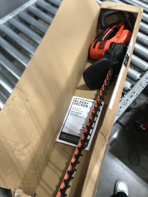 Photo 2 of ***NO BATTERY***BLACK+DECKER HEDGE TRIMMER, 22-INCH WITH EASY-FIT ALL PURPOSE GLOVE (BEHT350FF & BD505L) 22" TRIMMER