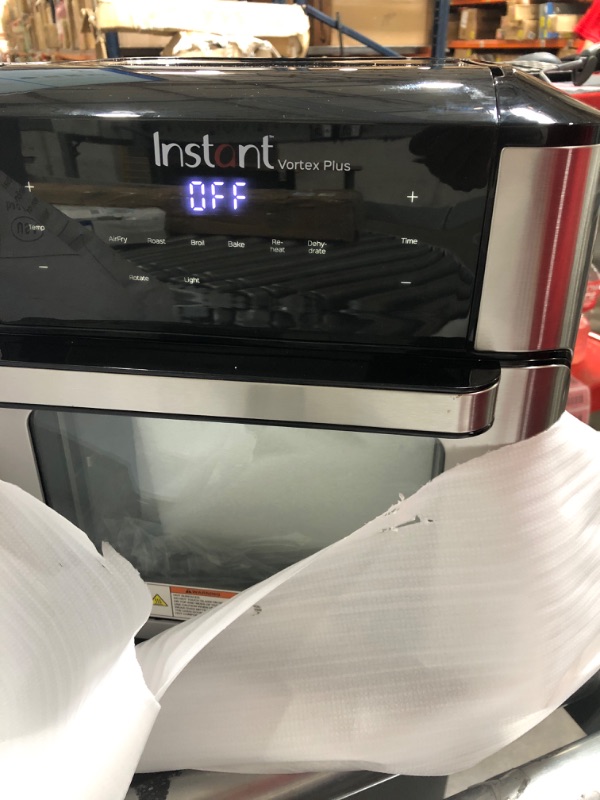 Photo 3 of ***TESTED/ POWERS ON***Instant Vortex Plus Air Fryer Oven 7 in 1 with Rotisserie, with 6-Piece Pyrex Littles Cookware