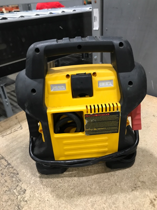 Photo 3 of * item does not work very well * sold for parts * repair *
DeWalt DEWALT DXAEJ14 Digital Portable Power Station Jump Starter - 1400 Peak Amps with 120 PSI Compressor, 